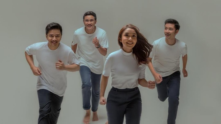 Lirik Lagu Jatuh, Bangkit Kembali - HIVI! Berikut lirik lagu dari HiVi Jatuh, Bangkit Kembali.