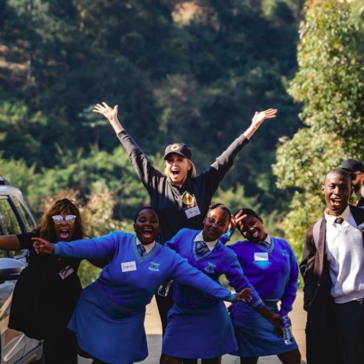 <p>Ia sering menjadi relawan, terutama yang dikirim ke negara kelahirannya, Afrika. (Foto: Instagram/charlizeafrica)</p>