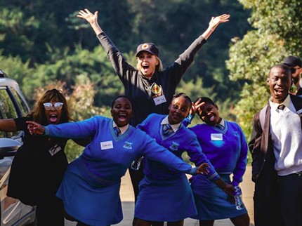 Tertangkap Kamera, Senyum Bahagia Charlize Theron Bareng Anak-anak