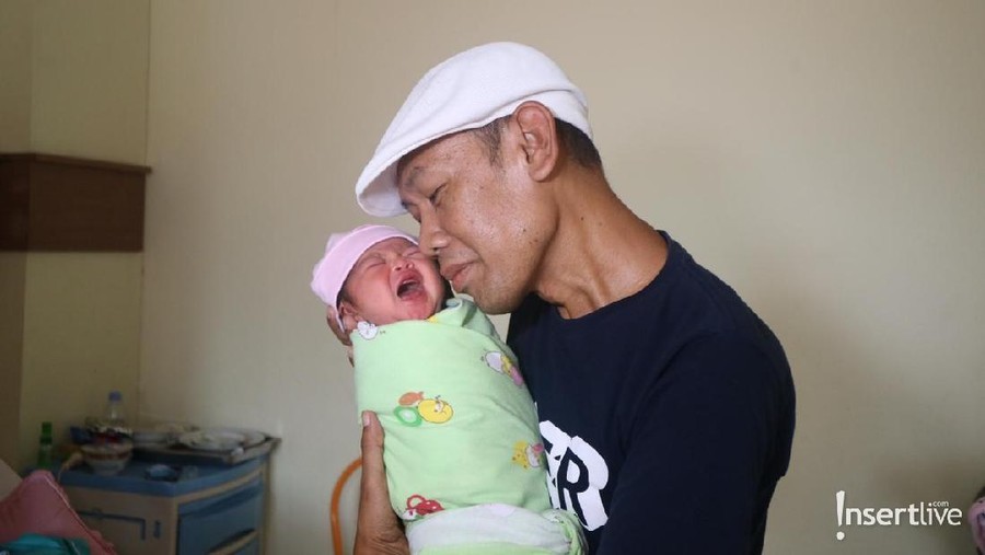 Bang Ocid ungkapkan kebahagiaan menyambut kelahiran cucu pertamanya, Ayrin Nur Ayga.