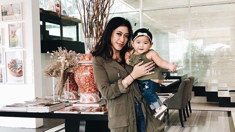 Aliya Rajasa bersyukur, meski masih full ASI, Baby G enggak rewel ketika harus ditinggal.
