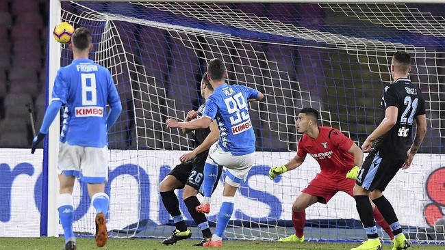 FOTO: Kalahkan Lazio, Napoli Jaga Jarak dengan Juventus