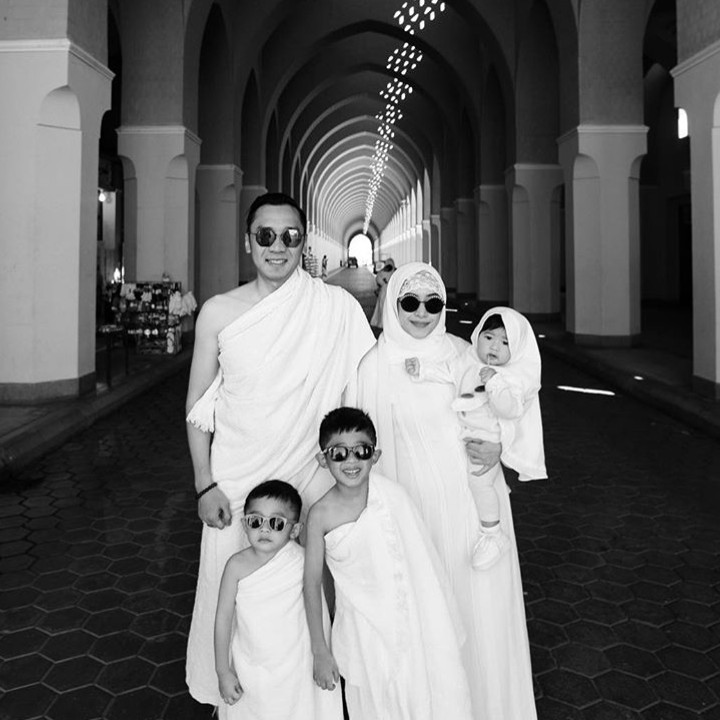 <p>Personel lengkap saat beribadah umrah bersama Ayah Ibas, Bunda Aliya, Airlangga, Sakti, dan si bungsu Gaia. (Foto: Instagram/ @ruby_26)  </p>