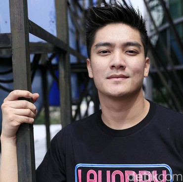 Merinding, Boy William Lihat Hantu Perempuan di Kuburan Jam 1 Pagi