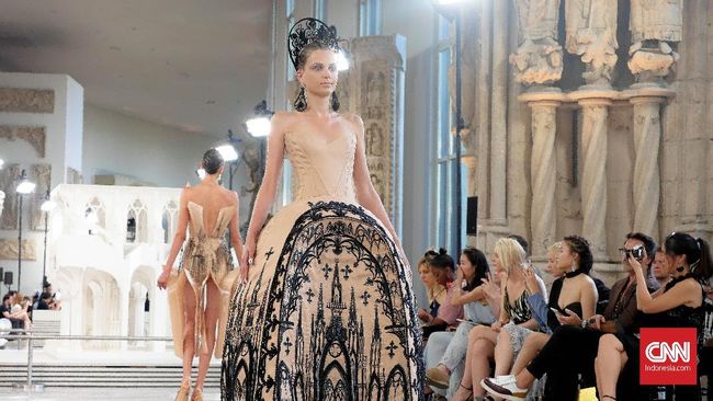 Tak dimungkiri, couture fashion memang penuh dengan misteri yang membingungkan. Apa definisi haute couture? Dan apa bedanya dengan couture?