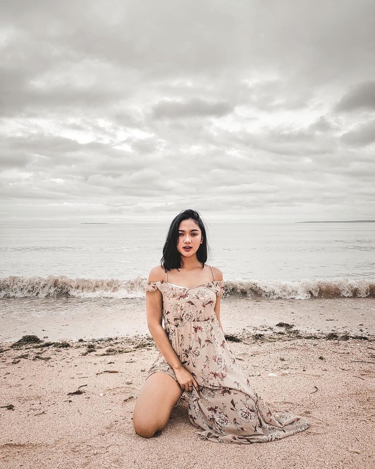 6 Pesona Marion Jola Si Seksi Bersuara Merdu Sejak awal kemunculannya lewat sebuah ajang pencarian bakat menyanyi, Marion Jola sukses mencuri perhatian publik dengan keseksiannya.
