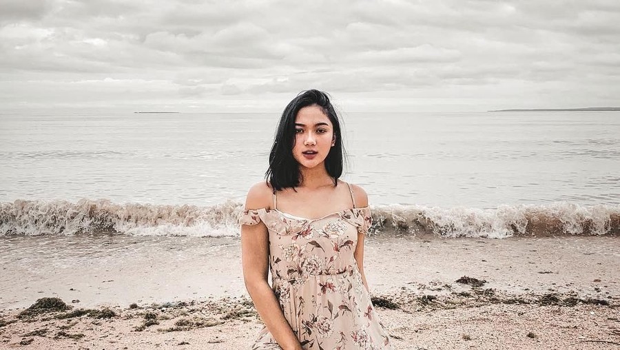 Marion Jola tengah dekat dengan Julian Jacob. Kemarin, Lala mengunggah sebuah foto mesra bareng Julian. Udah resmi pacaran?.