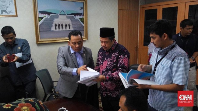 Setelah menampung keluhan dari perwakilan keluarga korban Lion Air, Wakil Ketua DPR Fahri Hamzah menyatakan akan mengirim surat kepada Presiden RI Joko Widodo.