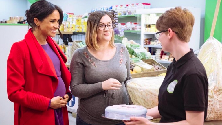8 Potret Cantik Meghan Markle dengan Perut Buncit Meghan Markle tengah mengandung anak pertamanya dengan Pangeran Harry. Akan melahirkan pada April mendatang, intip delapan potret Meghan dengan perut buncit.