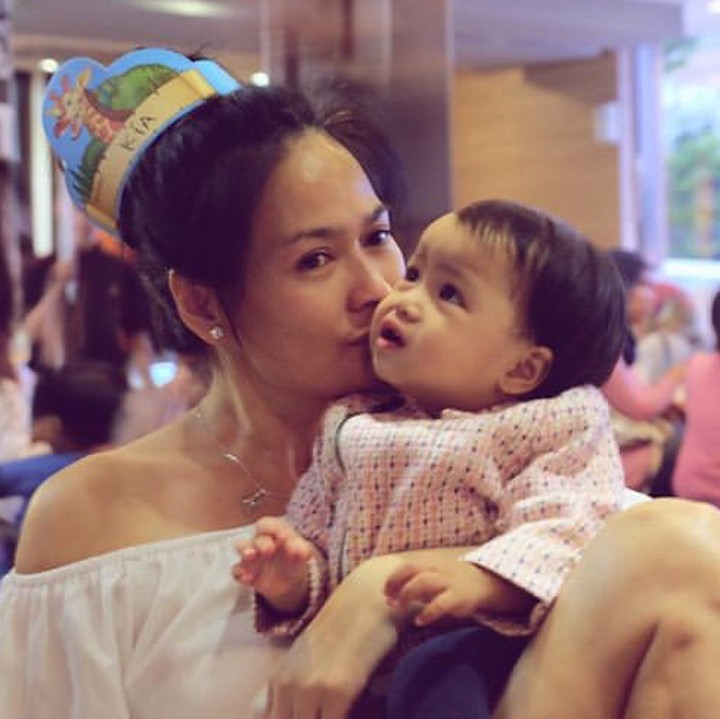 <p>Di usia 50 tahun, Donna Harun yang merupakan ibunda Ricky Harun nggak perlu diragukan lagi awet mudanya. (Foto: Instagram/ @rickyharun)  </p>
