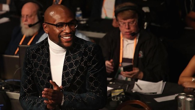 LAS VEGAS, NEVADA - JANUARY 19: American professional boxing promoter and professional boxer Floyd Mayweather attends the WBA welterweight championship between Manny Pacquiao and Adrien Broner at MGM Grand Garden Arena on January 19, 2019 in Las Vegas, Nevada.   Christian Petersen/Getty Images/AFP