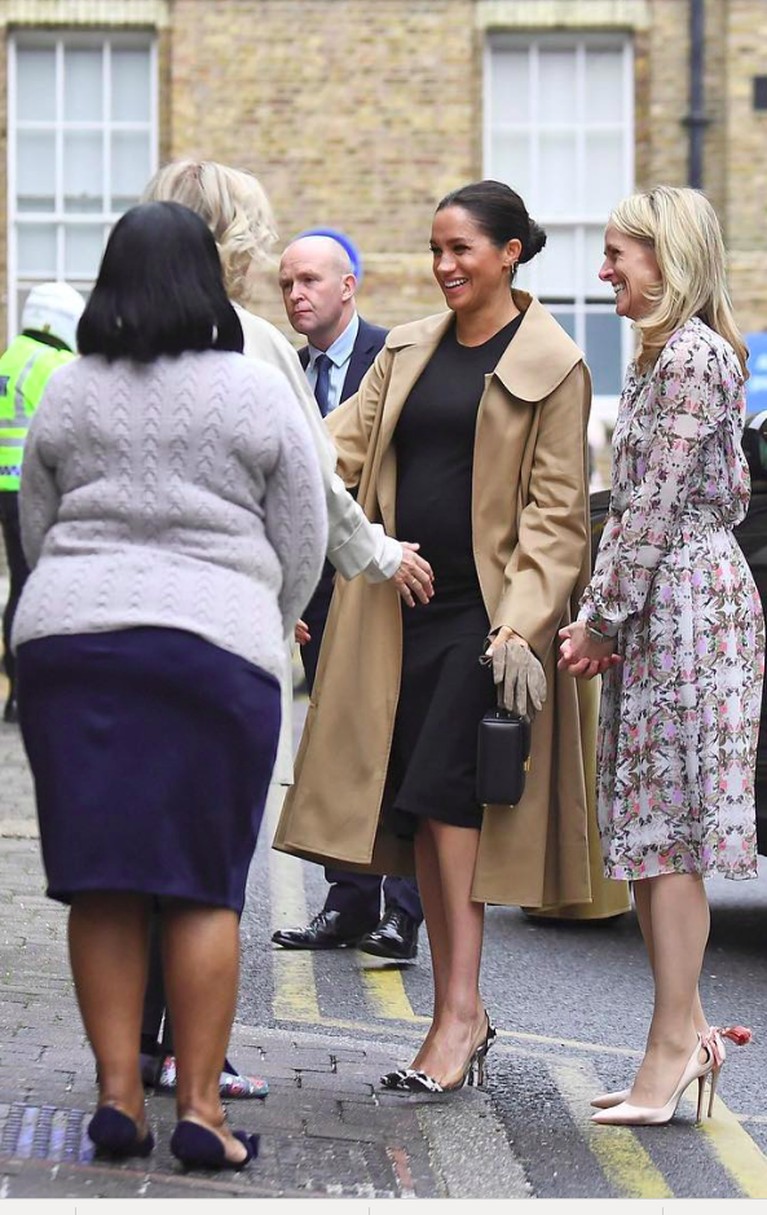 8 Potret Cantik Meghan Markle dengan Perut Buncit Meghan Markle tengah mengandung anak pertamanya dengan Pangeran Harry. Akan melahirkan pada April mendatang, intip delapan potret Meghan dengan perut buncit.