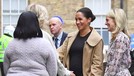 8 Potret Cantik Meghan Markle dengan Perut Buncit Meghan Markle tengah mengandung anak pertamanya dengan Pangeran Harry. Akan melahirkan pada April mendatang, intip delapan potret Meghan dengan perut buncit.