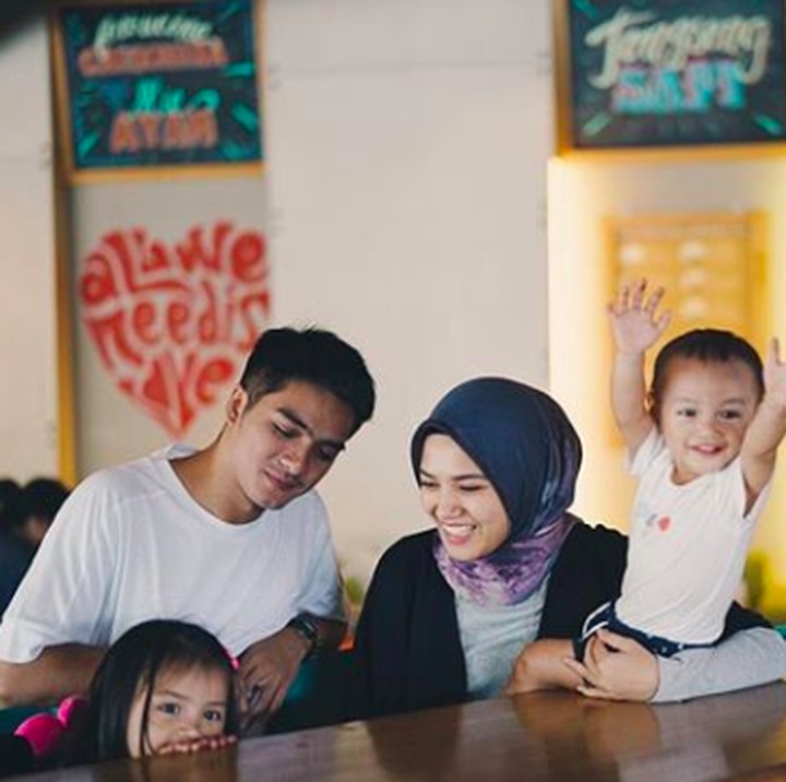 <p>Kompak selalu keluarga Donna Harun, Ricky Harun dan Herfiza. Terjaga selalu kehangatan Bunda Donna dengan keluarga tersayang. (Foto: Instagram/ @herfiza)</p>