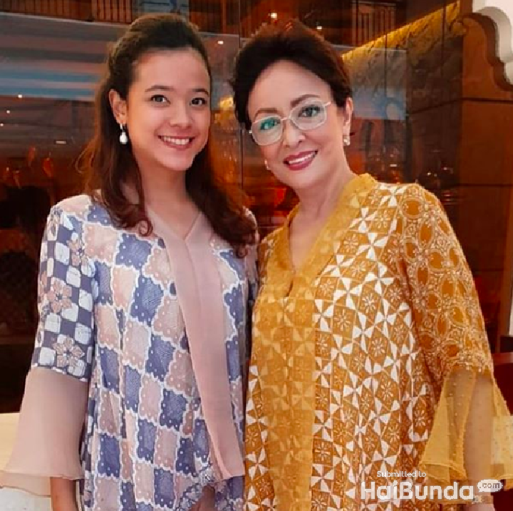 <p>Meski jarang tampil di TV, <a href="https://hot.detik.com/celeb/957722/minati-atmanegara-larang-anak-kuliah-di-mancanegara" target="_blank">Minati dan Cantika</a> selalu kompak lho. (Foto: Instagram/ @minatiatmanagara)  </p>