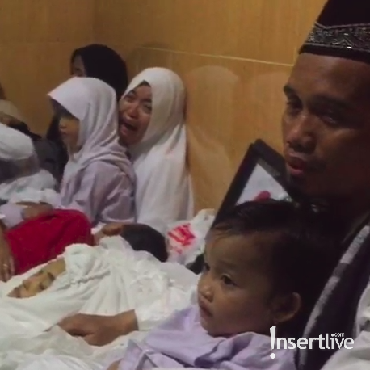 Rekan Artis Hadiri Pemakaman Istri Ustaz Maulana di Makassar