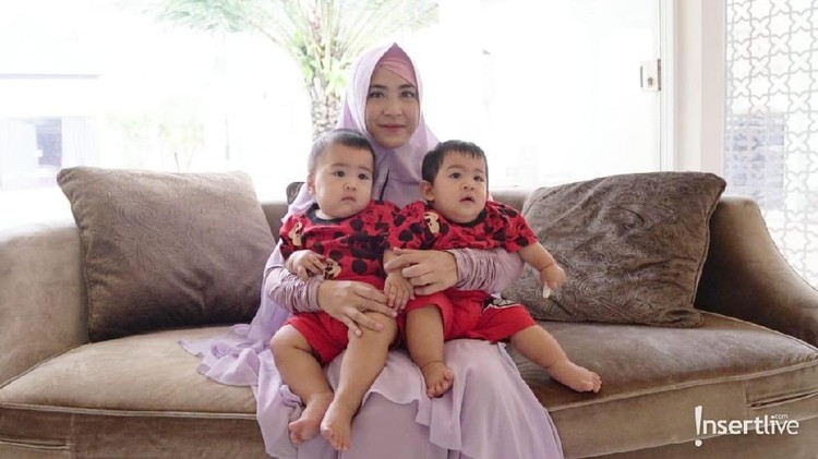Meski kembar, Aqil dan Mahier memiliki selera makan yang berbeda. Ada triks nih, Bun, yang dibagikan April agar sukses memberikan MPASI.