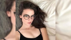 'Fiji Water Girl' di Golden Globe Bakal Muncul di Sinetron