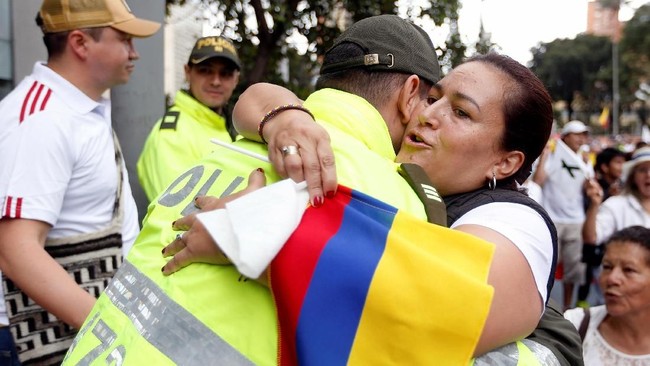 Kelompok Tentara Pembebasan Nasional (ELN) Kolombia menyatakan sebagai pelaku bom mobil di Bogota pekan lalu. Mereka menyatakan itu adalah pembalasan.
