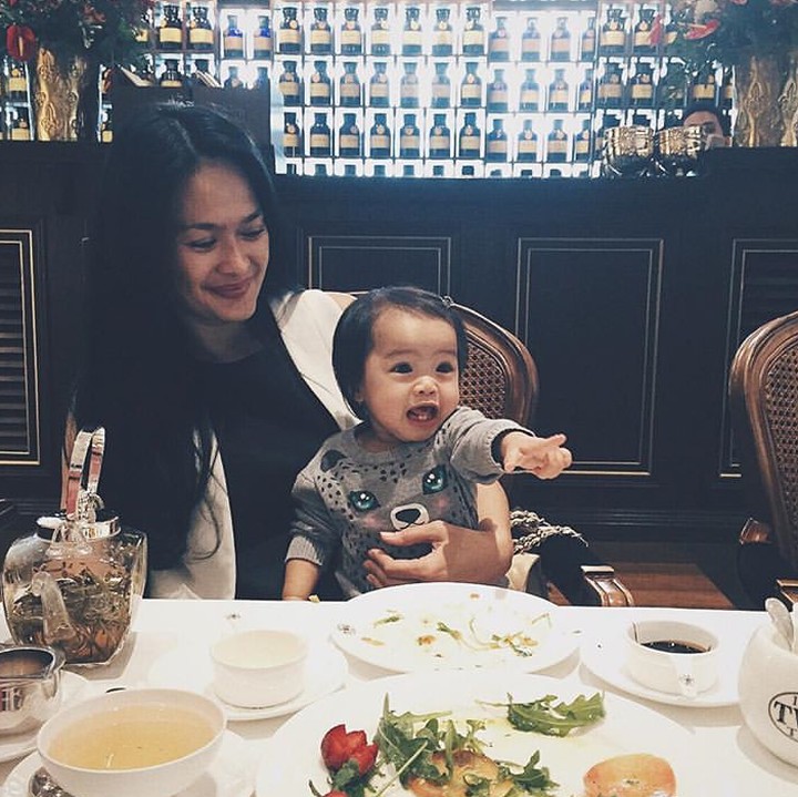 <p>Bahkan nenek tiga cucu ini masih terlihat awet muda lho. (Foto: Instagram/ @rickyharun)  </p>