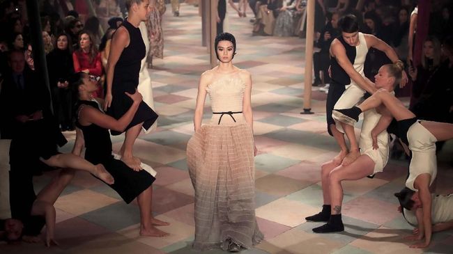 Sebagai pembuka Paris Couture Week, Christian Dior yang digawangi oleh desainer perempuan pertamanya, Maria Grazia Chiuri. 