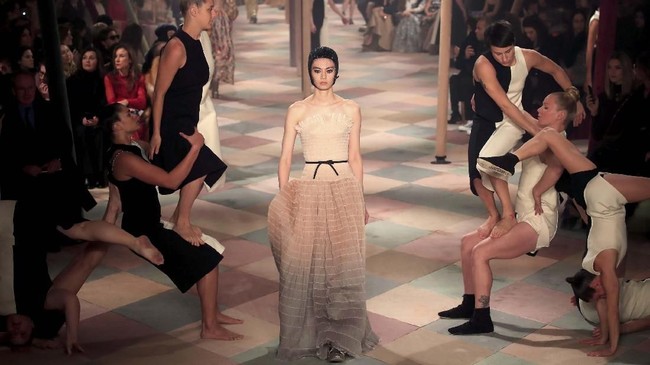 FOTO: 'Akrobat' Dior di Panggung Couture Paris