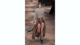 FOTO: 'Akrobat' Dior di Panggung Couture Paris Ajang pekan mode couture di Paris dimulai dengan show Christian Dior Haute Couture. Koleksi Dior ini diperuntukkan sebagai koleksi Musim Panas 2019.