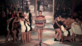 FOTO: 'Akrobat' Dior di Panggung Couture Paris