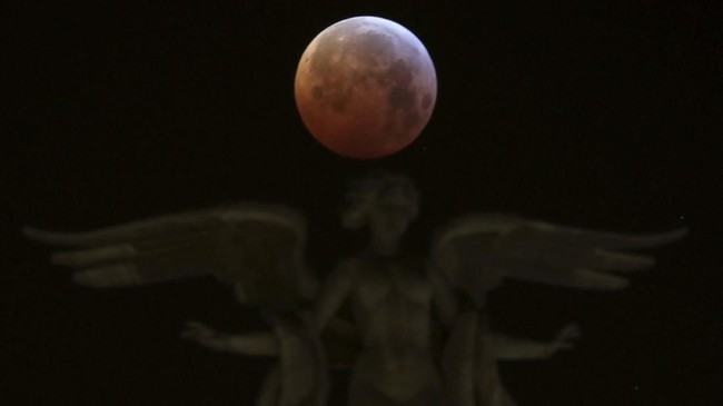 FOTO: Pesona 'Super Blood Wolf Moon' di Negeri Barat