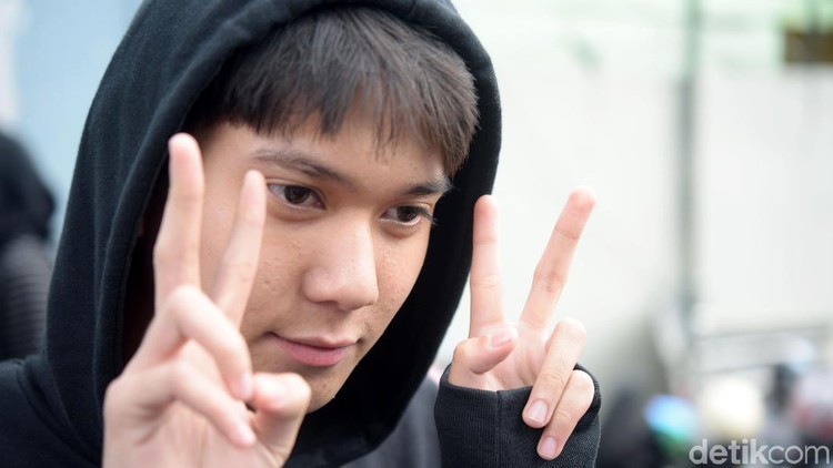 Iqbaal Ramadhan minta maaf karena merasa ganggu penumpang KRL saat promo film Dilan. Dia turun di sebuah stasiun dan meninggalkan kru laiinnya.