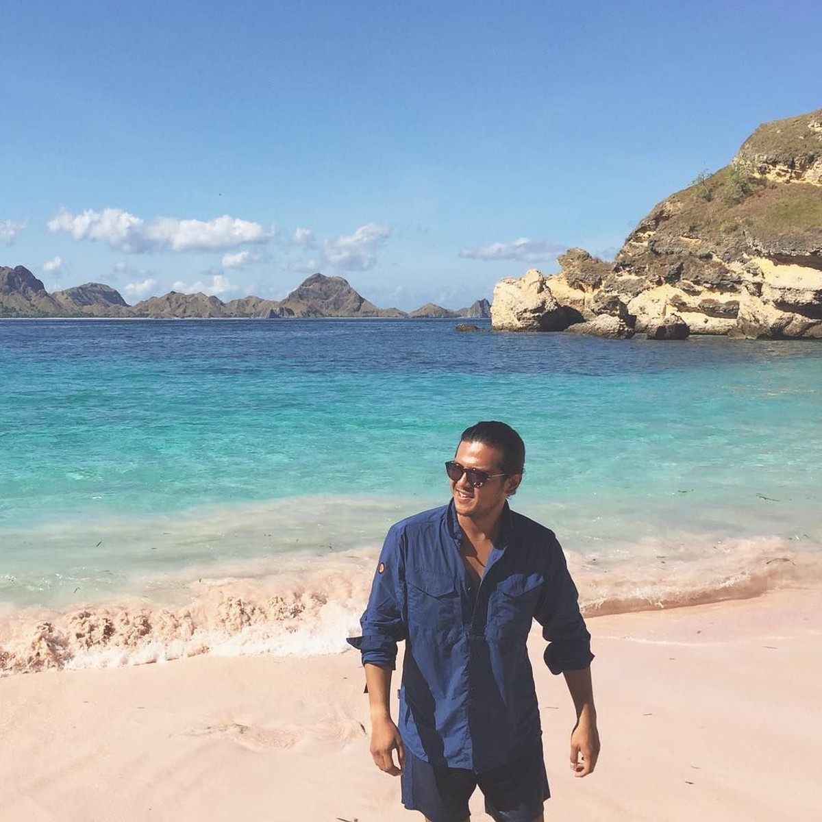 Kabar akan ditutupnya Taman Nasional Komodo santer terdengar belakangan ini&period; Pernah mengunjungi kawasan Taman Nasional Komodo&comma; begini 7 potret para selebriti&period;