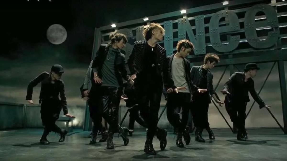 Enam fakta lightstick boygrup asal Korea Selatan&comma; TXT&comma; yang tengah mencuri perhatian publik lantaran dinilai mencontek lightstick milik SHINee&period;