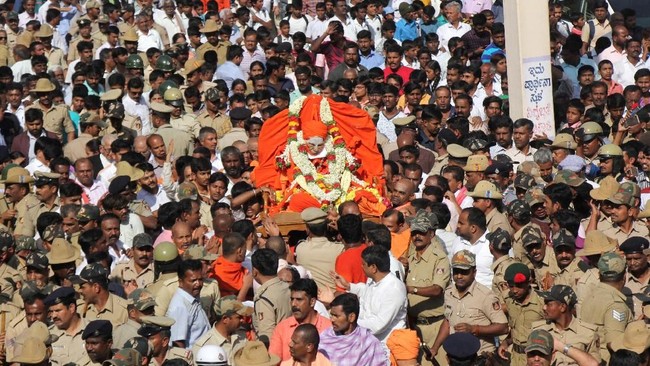Warga India memberikan penghormatan terakhir bagi Shivakumara Swami, kepala sekte Hindu berusia 111 tahun yang dikenal sebagai 'dewa berjalan'.