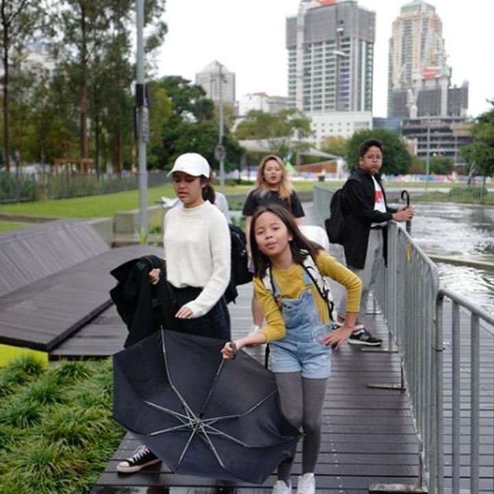 <p>Tuh kan, ada aja pose anak-anak <a href="https://news.detik.com/berita/4394267/heboh-pose-2-jari-ari-lasso-pilihan-saya-rahasia" target="_blank">Ari Lasso</a>. (Foto: Instagram/@ari_lasso)</p>
