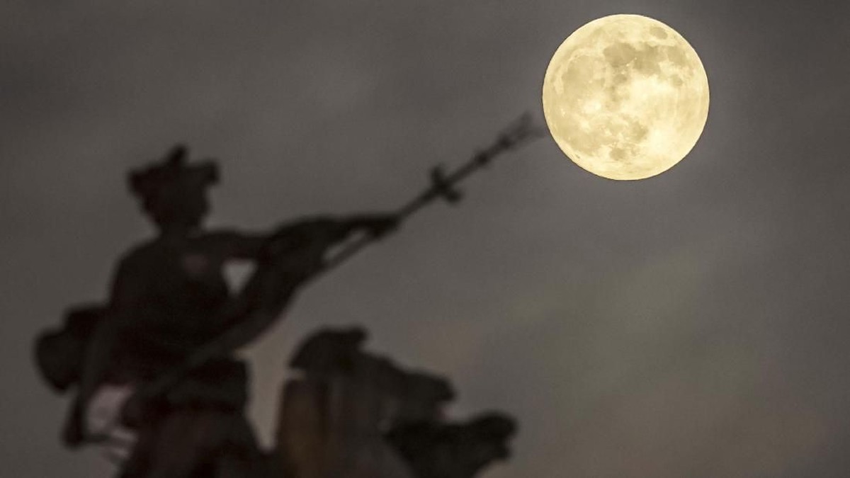 FOTO: Pesona 'Super Blood Wolf Moon' di Negeri Barat