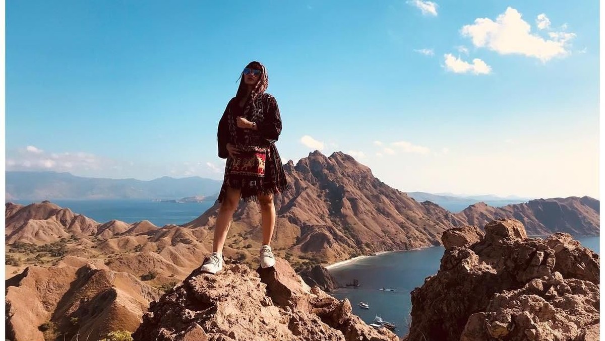 Kabar akan ditutupnya Taman Nasional Komodo santer terdengar belakangan ini&period; Pernah mengunjungi kawasan Taman Nasional Komodo&comma; begini 7 potret para selebriti&period;