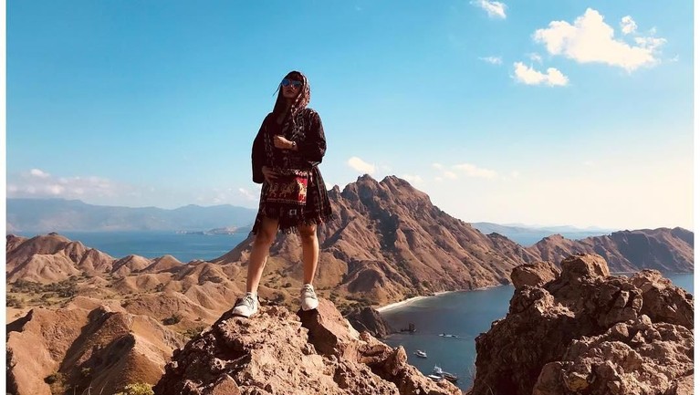 Kabar akan ditutupnya Taman Nasional Komodo santer terdengar belakangan ini. Pernah mengunjungi kawasan Taman Nasional Komodo, begini 7 potret para selebriti.