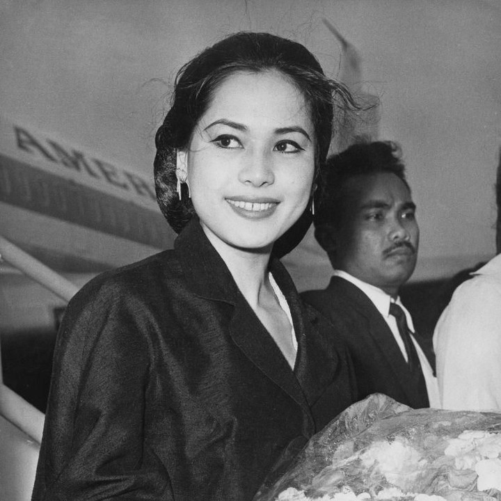 <p>Dari pernikahannya dengan Presiden Sukarno, Dewi dikaruniai seorang putri cantik, Bunda. Dewi dan Sukarno pun memberinya nama Kartika Sari Dewi Soekarno. (Foto: J. Wilds/Keystone/Hulton Archive/Getty Images)</p>