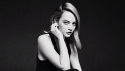 Emma Stone Tampil Beda dengan Warna Rambut Baru