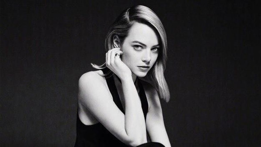 Emma Stone hadir dengan warna rambut barunya. Ia mengubah warna rambutnya menjadi coklat tua dengan bayangan merah.
