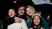 <p>Potret <a href="https://news.detik.com/berita/4393548/ari-lasso-tetap-bersatu-yang-viral-belum-tentu-final" target="_blank">Ari Lasso</a> dan anak-anaknya yang beranjak besar makin kayak teman. Si kecil udah bisa diajak hangout bareng nih. (Foto: Instagram/@ari_lasso)  </p>