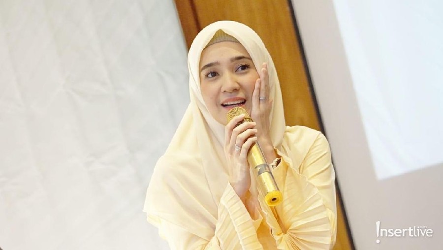 Sibuk Bisnis, Dhini Aminarti Tidak Menggalkan Dunia Hiburan Meski tengah disibukkan dengan bisnis busana muslim, pasangan Dhini Aminarti dan Dimas Seto tidak berniat meninggalkan dunia hiburan.