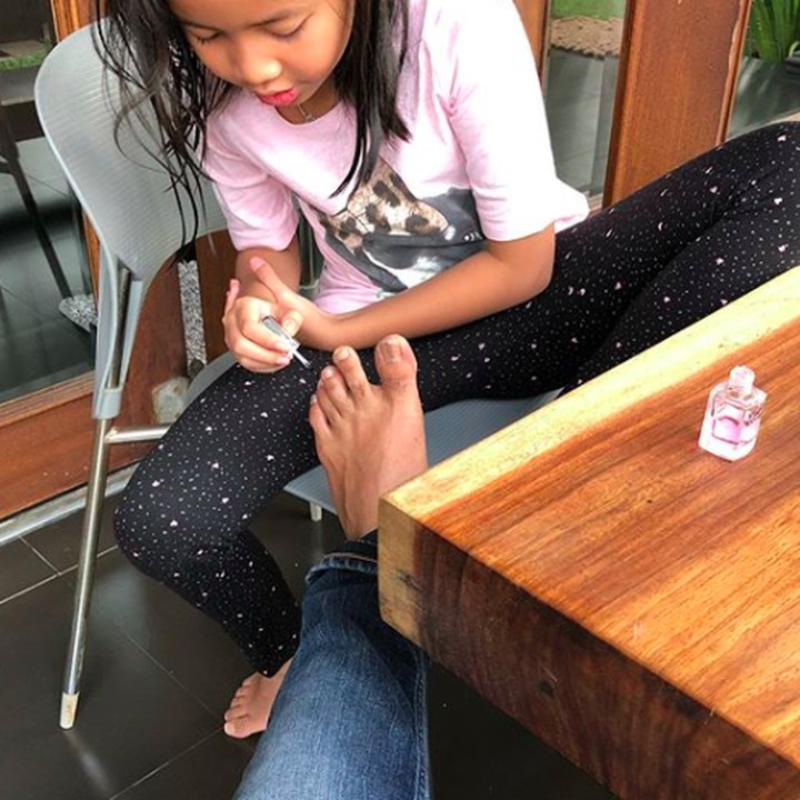 <p>Beginilah kalau punya anak gadis. Ayahnya pun diajak main salon-salonan, he-he-he. (Foto: Instagram/@ari_lasso)  </p>