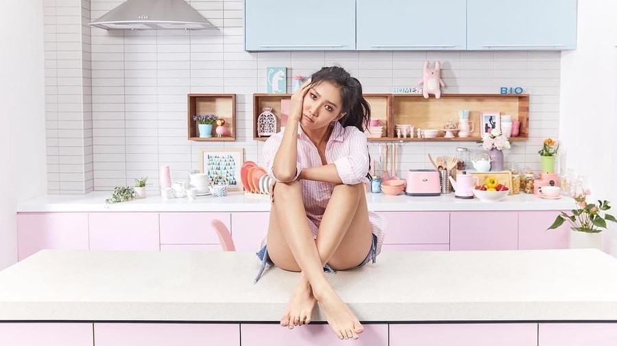 Hwasa MAMAMOO akan melakukan debut solonya. Melalui pihak agensinya, Rainbow Bridge World, album debut itu rencananya akan dirilis pada Februari mendatang.