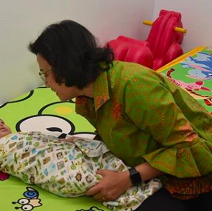 <p>Senyum tulus tepancar saat Sri Mulyani bercengkerama dengan anak-anak. (Foto: Instagram/ @smindrawati)  </p>