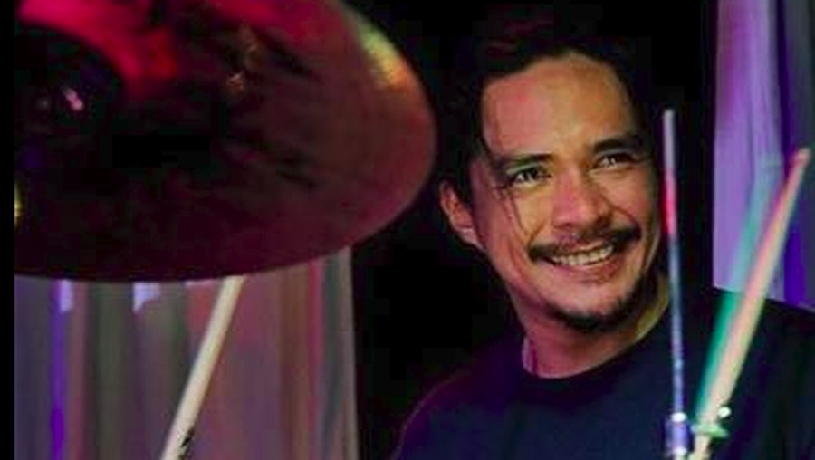 Sambil live Facebook, drummer Filipina bernama Brian Velasco diketahui nekat bunuh diri pada 16 Januari 2019.