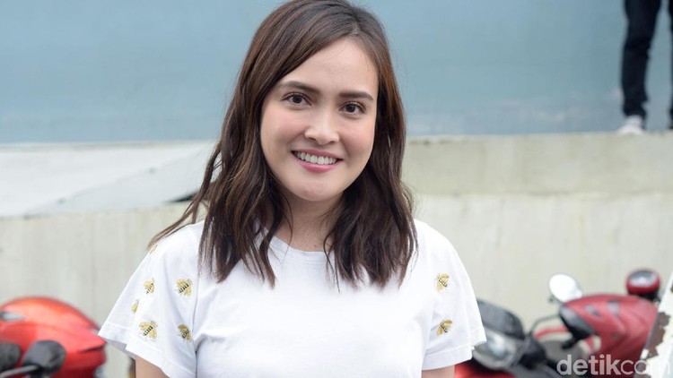 Layaknya ibu hamil pada umumnya, Shandy Aulia mengaku sensitif dengan wewangian, malah menghindarinya. Hmm.. apa ya penyebabnya?