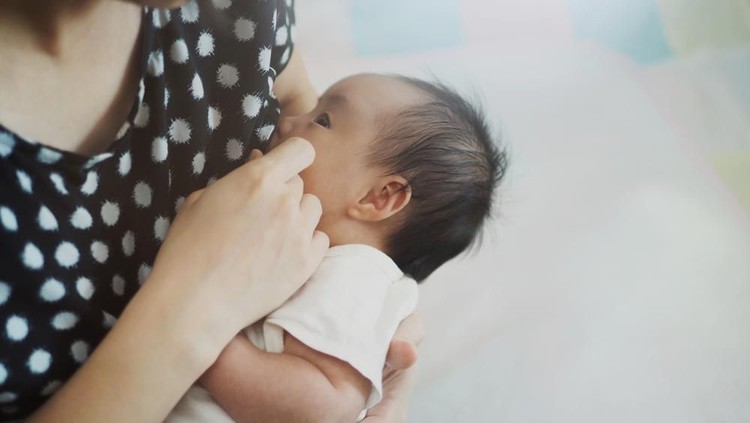Meskipun sedang flu, Bunda enggak boleh berhenti menyusui si kecil ya. Mau tahu bagaimana tips menyusui yang aman? Intip di sini!