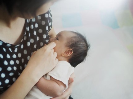 Bunda Terserang Flu? Simak Tips Menyusui agar Si Kecil Tak Tertular