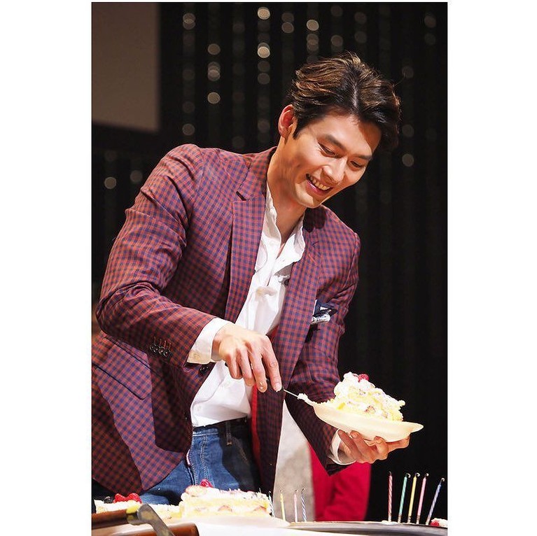Drama Korea Crash Landing on You telah berakhir. Lesung pipi milik Hyun Bin pastinya akan dirindukan, berikut ini fotonya yang bikin kangen.